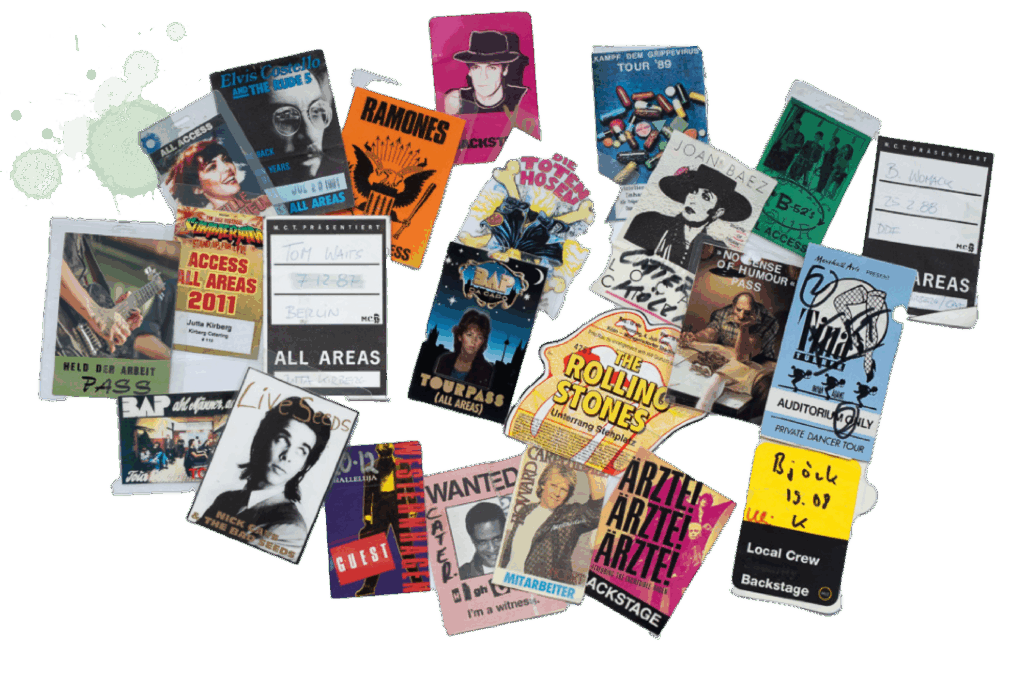 Eine Collage aus bunten Konzert- und Backstage-Pässen für verschiedene berühmte Musiker und Bands.
