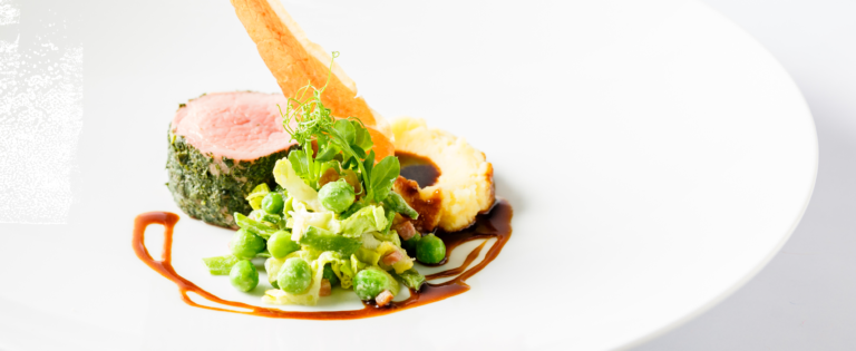 Gourmet-Teller mit Rindermedaillon, grünem Gemüse, Kartoffelpüree, Sauce und einer knackigen Beilage - ideal für professionelles Catering für Events in Köln.