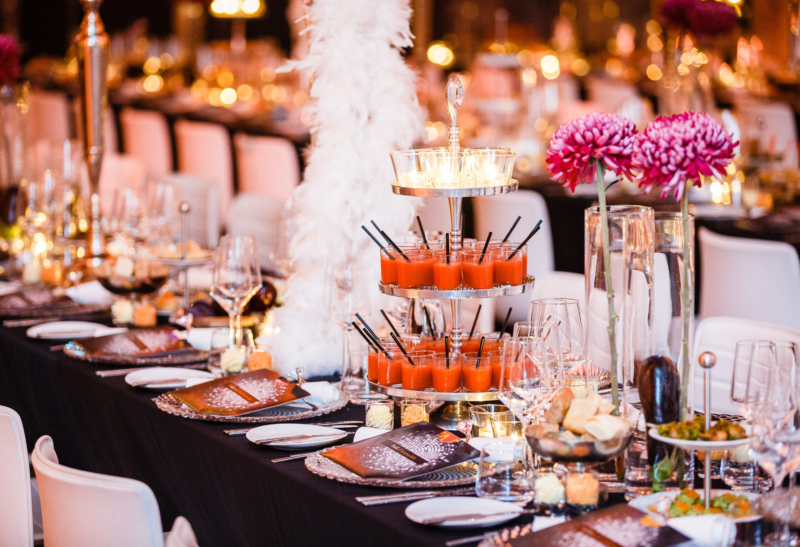 Elegant gedeckter Banketttisch mit Blumen, Gläsern und Häppchen in einem stilvollen, festlichen Rahmen - perfekt für Fine Dining Catering in Köln.