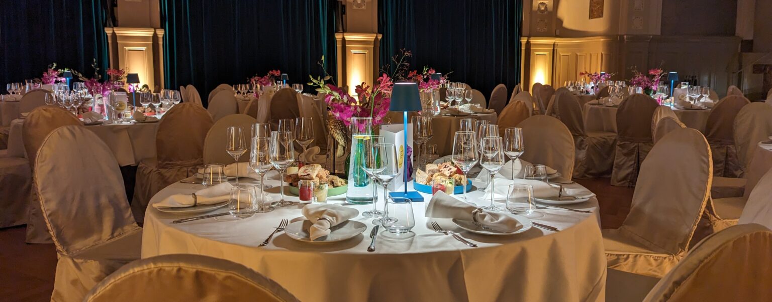 Festlich gedeckter Galatisch im Kurhaus Bad Honnef, mit eleganter Tischdekoration, harmonischen Farben und luxuriöser Atmosphäre.