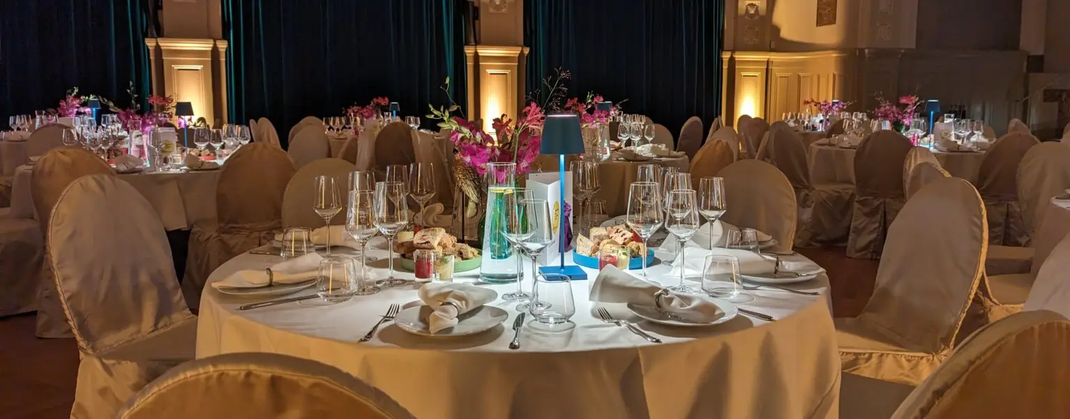 Festlich gedeckter Galatisch im Kurhaus Bad Honnef, mit eleganter Tischdekoration, harmonischen Farben und luxuriöser Atmosphäre.