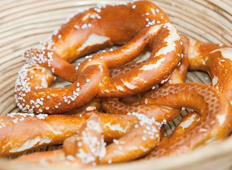 Mehrere Salzbrezeln in einem Weidenkorb.