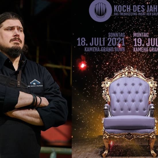Ein Mann steht mit verschränkten Armen neben einem „Koch des Jahres“-Veranstaltungsplakat mit einem königlichen Stuhl.