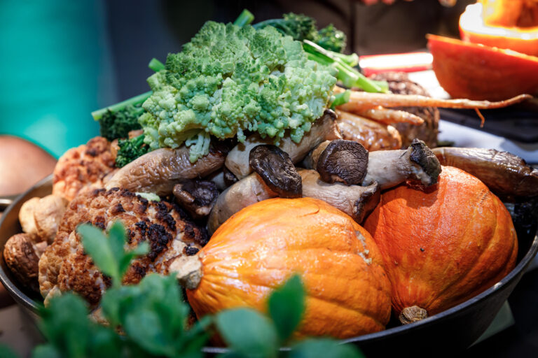 Eine Schüssel gefüllt mit Kürbissen, Pilzen, Romanesco-Brokkoli und Blumenkohl.