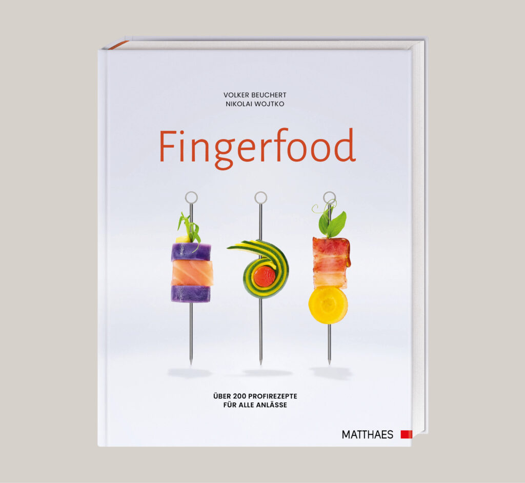 Buchcover mit dem Titel „Fingerfood“ mit bunten Häppchenspießen auf weißem Hintergrund.
