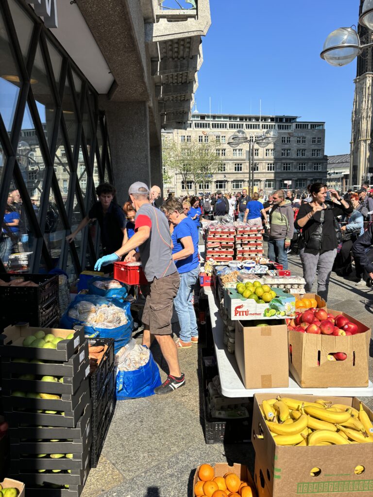 Kirberg Mitarbeiter und weitere Helfer, die ehrenamtlich Lebensmittel an Bedürftige und Obdachlose ausgeben.