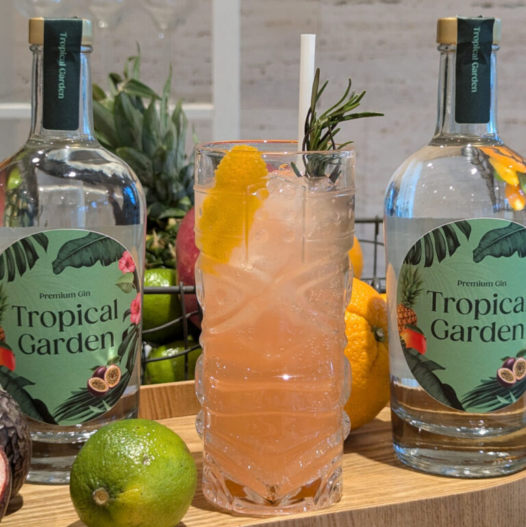 "Pink Flamingo"-Cocktail: Tropical Garden Gin von Kirberg mit Grapefruit-Tonic, Limonade, Orange und Rosmarin, gemixt von Johnny Rumaldo.