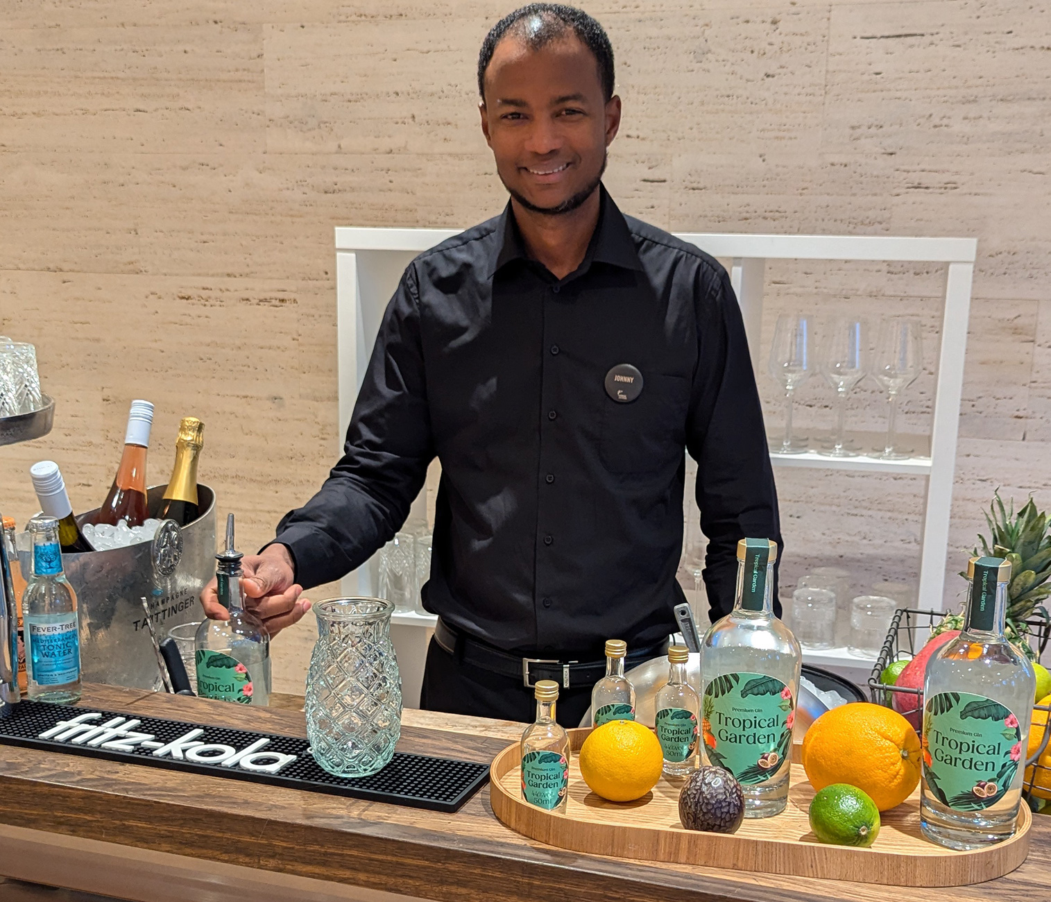 Kirberg-Barkeeper Johnny Rumaldo begeistert die Gäste in der Flora Köln mit dem von ihm kreierten Tropical Garden Gin.