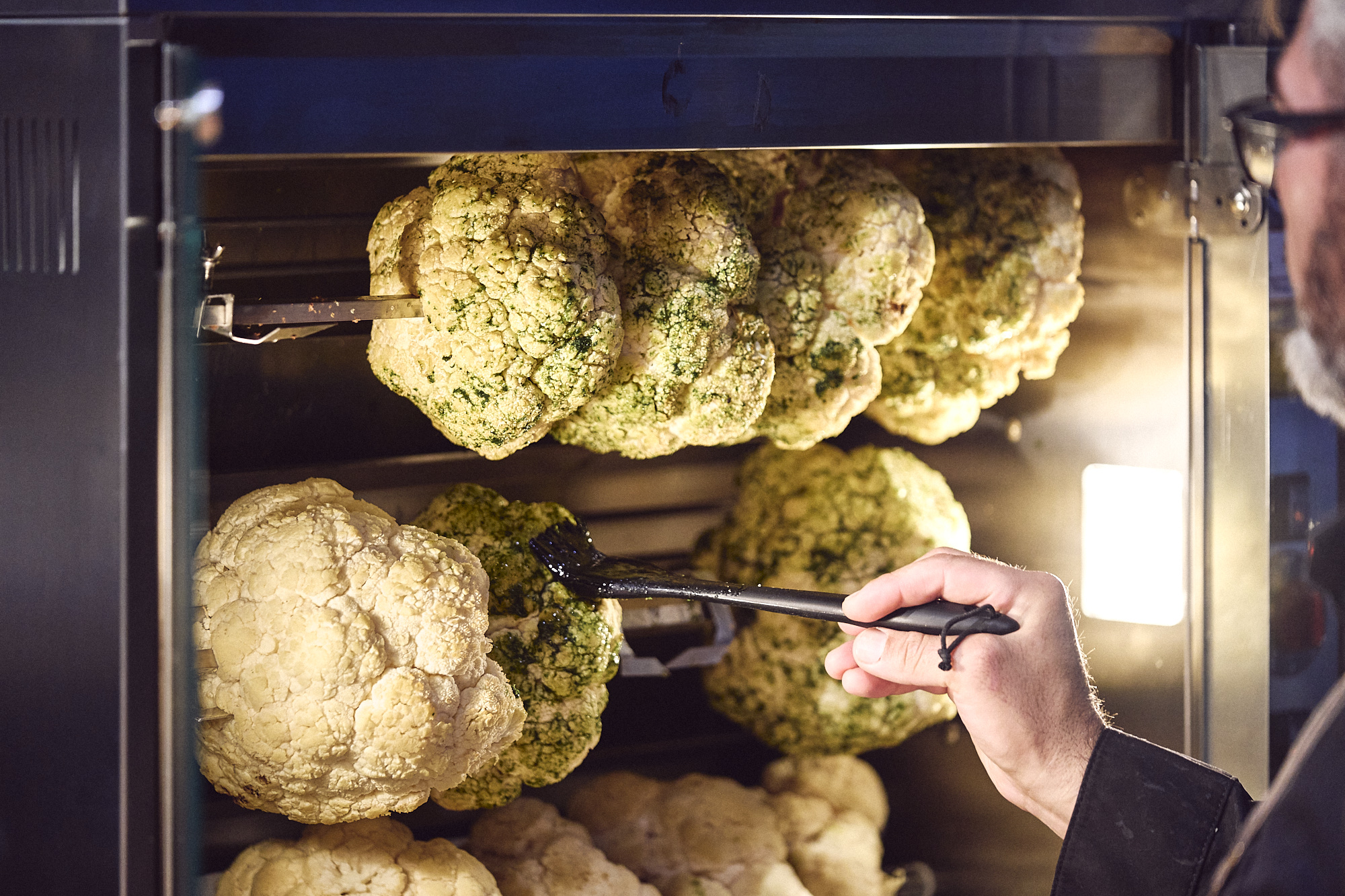 Kirberg mariniert Blumenkohlköpfe und grillt sie wie Brathähnchen am Spieß – Impressionen von der #wtf24 in Essen.