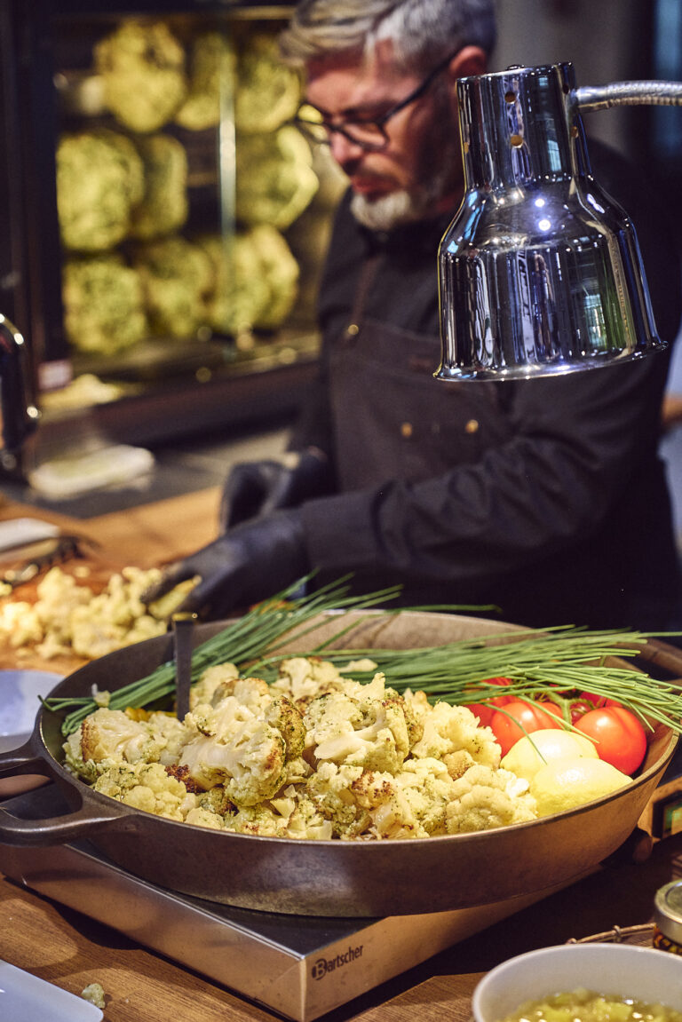 Nahaufnahme von geröstetem Blumenkohl, Signature Dish der Kirberg Feldinitiative auf der #wtf24 Veranstaltung in der Grand Hall Zollverein.