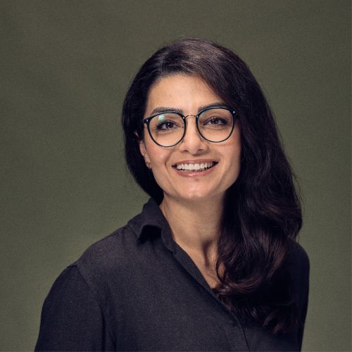 Mitarbeiterin Shen Kadir, Bilanzbuchhaltung