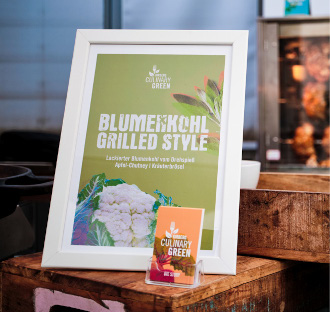 Gerahmtes Schild für Blumenkohl Grilled Style mit einem Bild von Blumenkohl und einer kleinen passenden Karte - ideal für Eventcatering, das regionale Produkte in den Vordergrund stellt.