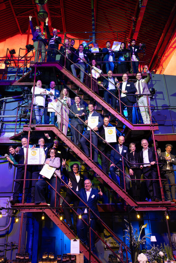 Bei der festlichen Caterer des Jahres Gala 2025 posieren alle Nominierten und Gewinner im Böhler Areal in Düsseldorf