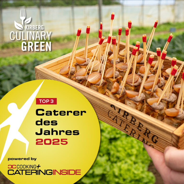 Eine Hand hält ein Tablett mit aufgespießten Vorspeisen in einem Garten, was Nachhaltigkeit im Catering widerspiegelt; der Text hebt eine Auszeichnung für 2025 Catering hervor.